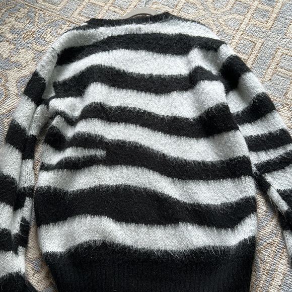 OBEY Sweater - Picture 6 of 6